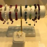 دستبند سنگی با اویز طلا